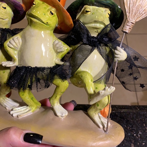 SOLD-Mark Roberts collectibles Dancing Frogs dressed like witches Halloween - Picture 11 of 13
